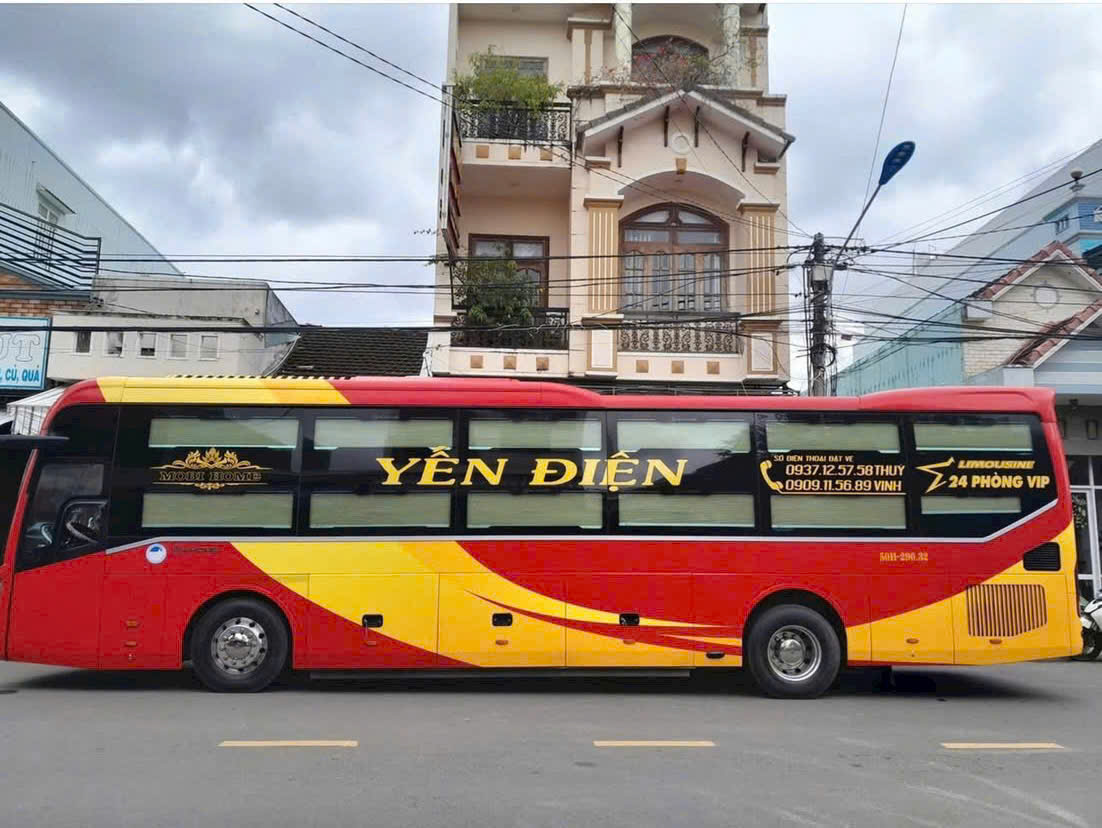 Xe khách Yến Điện đậu trước văn phòng